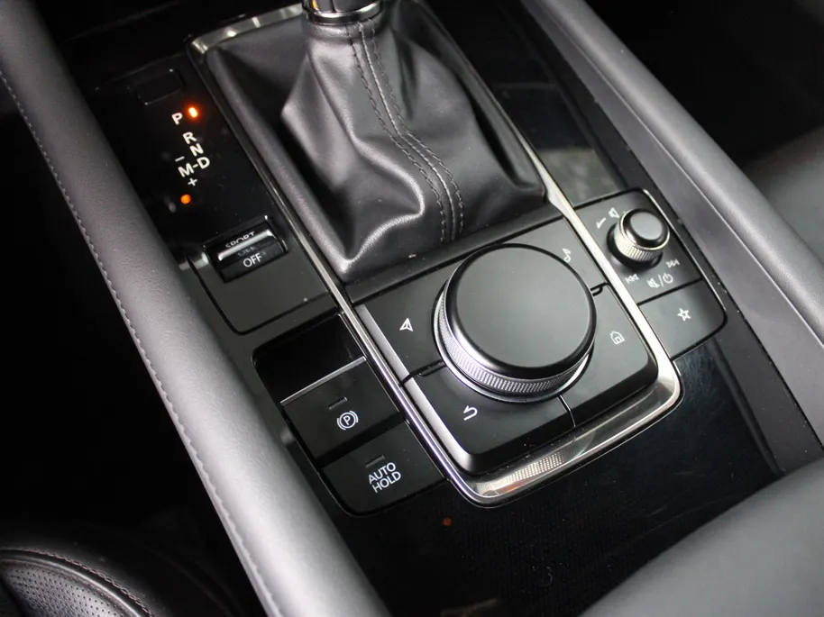 Mazda 3 2.0 e-SkyActiv-G M Hybrid 122 Luxury | Trekhaak | Stuur-/stoelverwarming | Leer | 360 Camera | Stoelgeheugen | 18' LM | HUD | LED | Cruise adapt. |