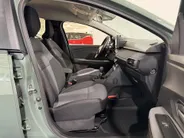Dacia Jogger 140PK Hybrid Extreme 7p. Automaat | 7 Zitplaatsen | Camera | Parkeersensoren | Apple CarPlay/Android Auto | Digital Cockpit | Cruise Control | Lichtmetalen Velgen | Licht & Regen Sensor | Full LED |