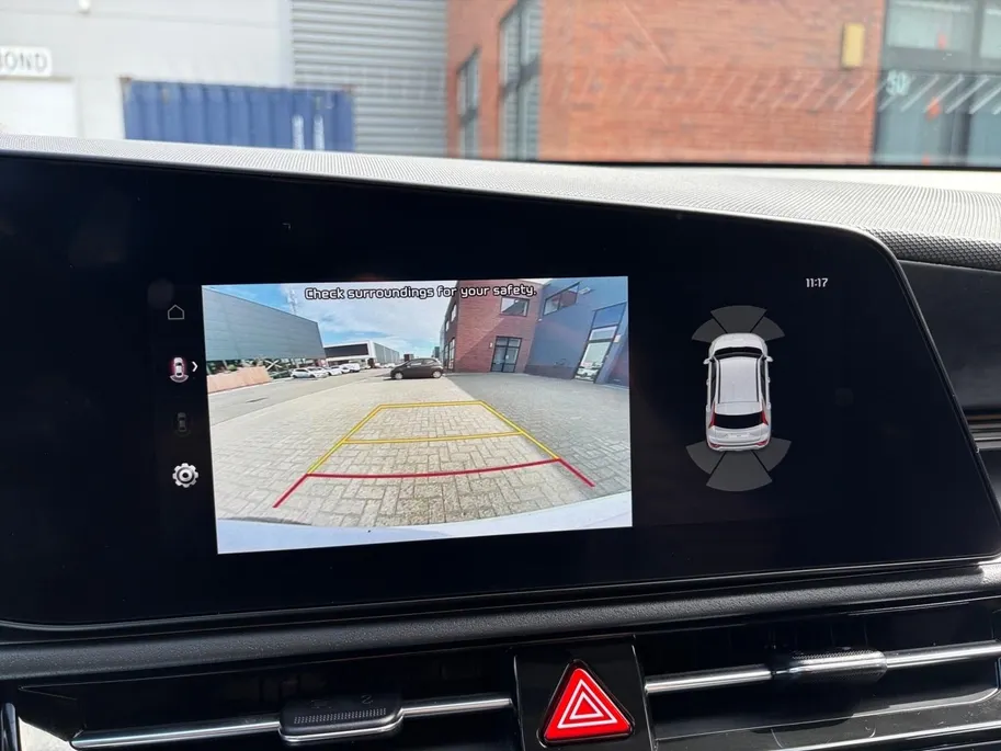 Kia Niro EV DynamicPlusLine 64.8 kWh | Glazen schuif-/kanteldak | Stoel- en stuurverwarming | Elektrisch bedienbare achterklep | Head-up display | Dodehoek assistentie | Achteruitrijcamera | Apple/Android Carplay | LED | Climate control
