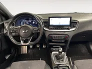 Kia ProCeed 1.0 T-GDI GT-Line | Elektrisch Glazen Schuif / Kanteldak | Apple Carplay / Android Auto | Navigatiesysteem | Stoel + Stuurverwarming | Licht + Regensensor | Parkeersensoren + Camera Achter | Cruise Control | 17” Lichtmetalen Velgen | Climate Control Rijst