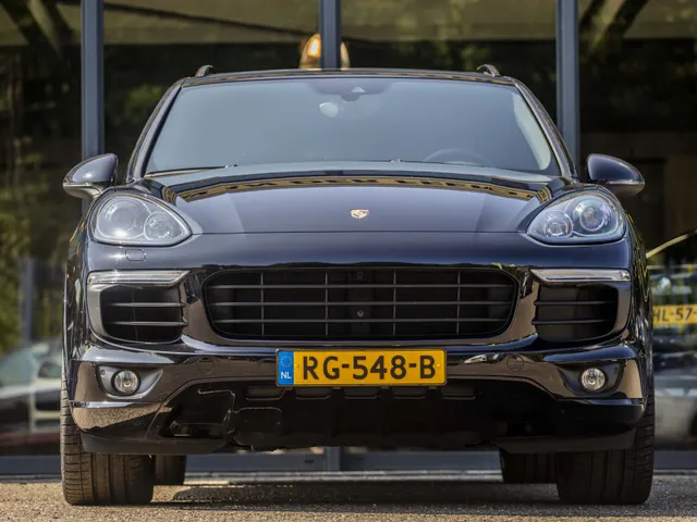 Porsche Cayenne 3.0 S E-Hybrid Platinum Edition NL Auto!