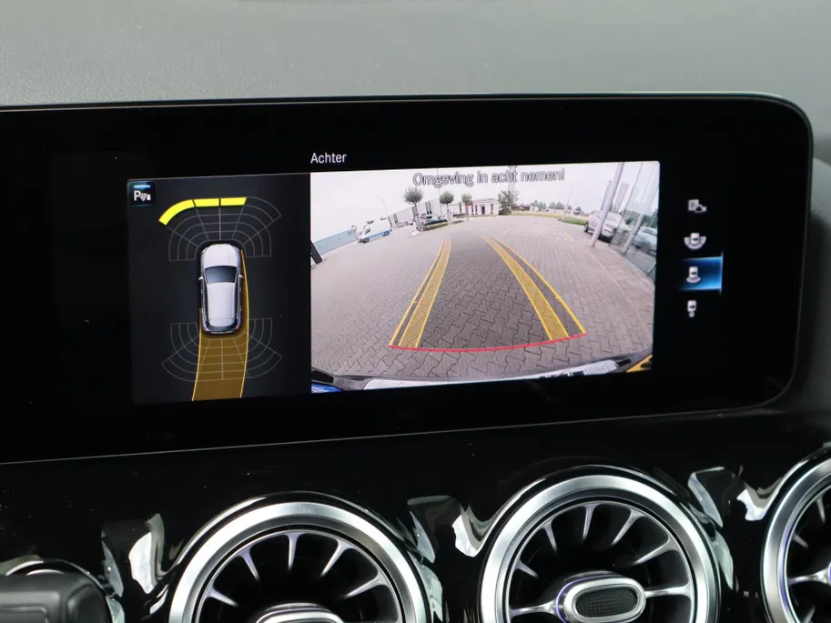 Mercedes-Benz GLA 200 Business Solution AMG l Trekhaak l Keyless l Panoramadak l Ambiente lichtpakket