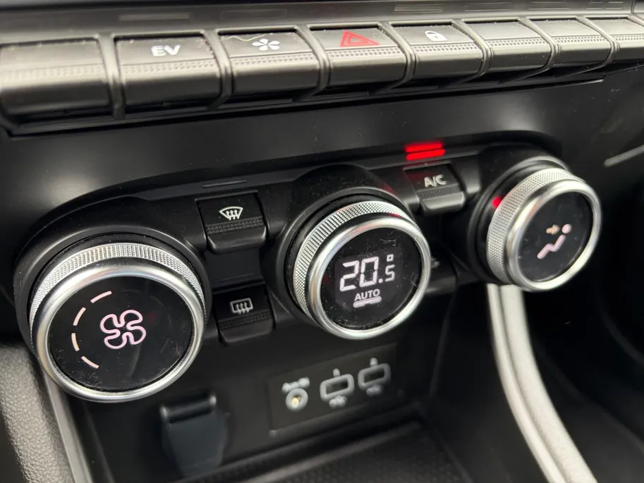 Renault Captur 1.6 E-Tech Hybrid 145 Intens Apple Carplay/Android Auto , electronic climate controle , Camera , cruise , tel , lm velgen , parkeersensoren , navi groot scherm .