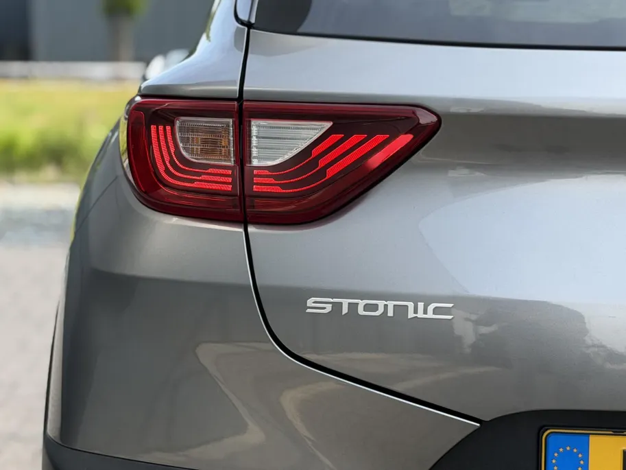 Kia Stonic 1.0 T-GDi MHEV DynamicPlusLine | Apple Carplay / Android Auto | Navigatiesysteem | Stoel + Stuurverwarming | Licht + Regensensor | Parkeersensoren + Camera Achter | Cruise Control | 16' Lichtmetalen Velgen