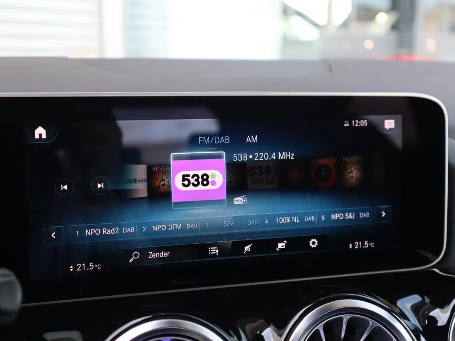 Mercedes-Benz GLA 200 Business Solution AMG l Trekhaak l Panoramadak l Stoelverwarming