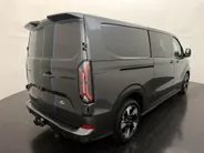 Ford Transit Custom 320 2.5 PHEV L2H1 Sport DC met o.a. uniek sport interieur, 19 inch lichtmetalen velgen, een trekhaak, een achteruitrijcamera en verwarmbare voorstoelen en stuurwiel