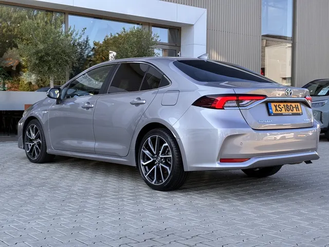 Toyota Corolla 1.8 Hybrid Executive | Leer | All Seasons