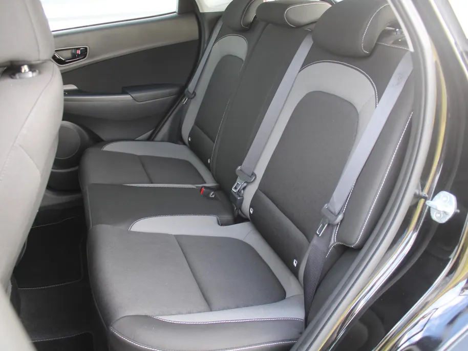 Hyundai Kona 1.6 GDI HEV Comfort | Trekhaak | Camera | 16' LM | Cruise adapt. | Navi | Apple Carplay/Android Auto | Clima | All seasons |