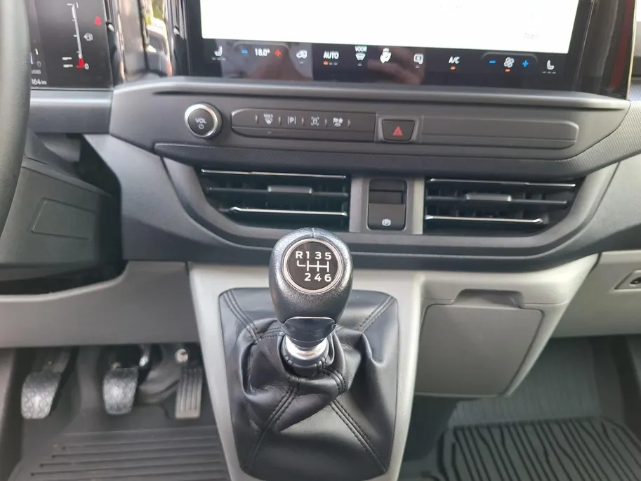 Ford Transit Custom 320 2.0 TDCI L2H1 Limited 136 pk handgeschakeld | BPM vrij! | Dealer onderhouden | Trekhaak | Apple carplay/ Android Auto