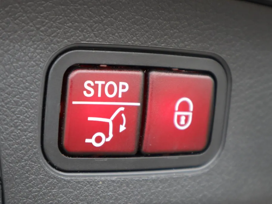 Mercedes-Benz GLA 200 Business Solution AMG l Trekhaak l Keyless l Panoramadak l Ambiente lichtpakket