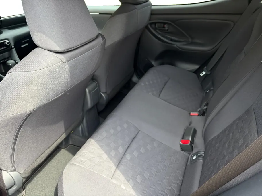 Toyota Yaris 1.5 Hybrid 115 Comfort Apple Carplay/Android Auto , cruise control adaptief en stuurhulp , climate , lm velgen , tel , usb , camera .