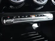 Mercedes-Benz CLA 200 Business Solution AMG l Panoramadak l Stoelverwarming l Ambiente lichtpakket