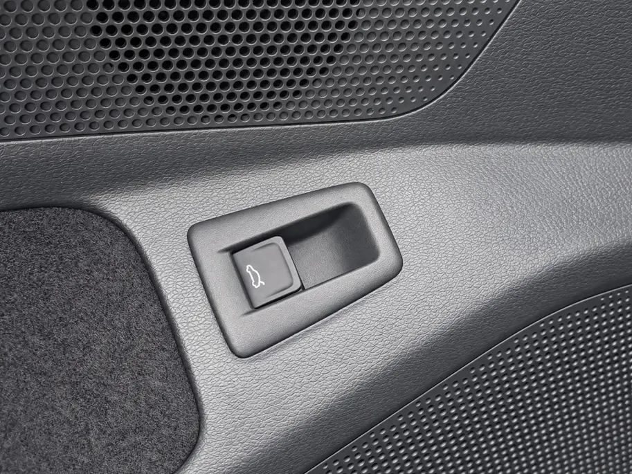Volkswagen ID.7 Limited Edition Plus 77 kWh accu 286 PK · Trekhaak inklapbaar, met elektrische ontgrendeling · Draadloze telefoonlader ·