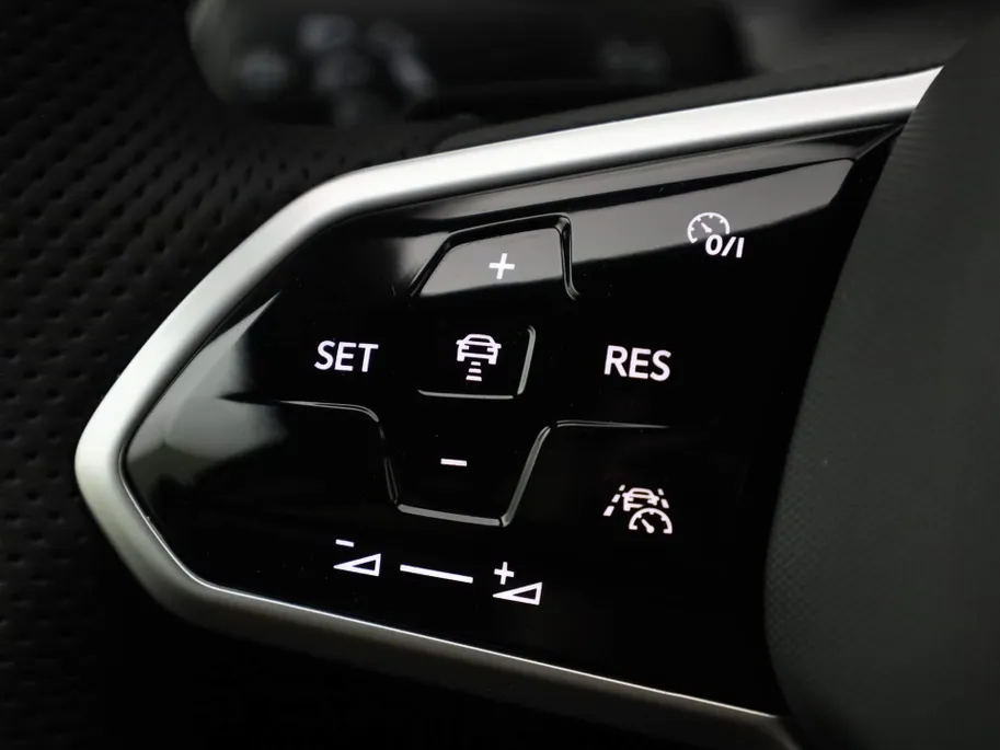 Volkswagen Golf 1.5eTSI/130PK DSG R-Line · Panoramadak · Apple/Android Car Play · Stoel & Stuurverwarming · Navigatie