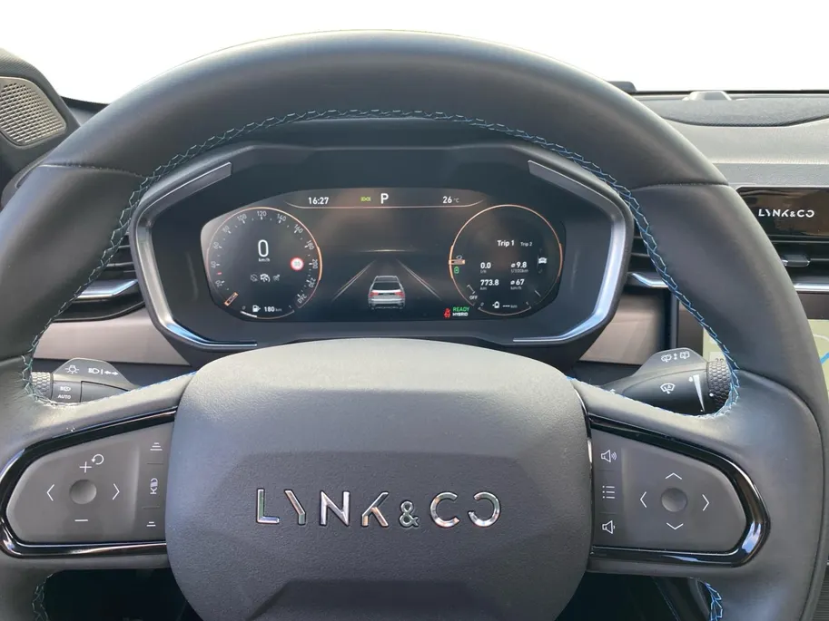 Lynk & Co 01 1.5 PHEV 260pk Black Pack | NL Auto | Zwarte hemel | Trekhaak | Panodak | Stoelverwarming | LED | Etc.