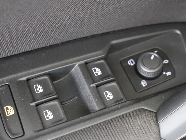 Volkswagen Tiguan 1.5 TSI Life Navigatie | Trekhaak | Parkeercamera | All Season Banden