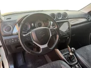 Suzuki Vitara 1.4 Boosterjet Comfort Smart Hybrid | Afneembare Trekhaak| Multimedia systeem| Climate Control| Keyless start| Parkeersensoren voor en achter| Stoel verwarming| Adaptieve cruise control