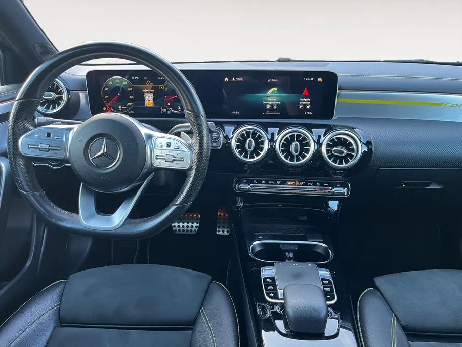 Mercedes-Benz A-Klasse 250 Premium Plus | AMG Pakket | Panoramadak | Achteruitrijcamera | Stoelverwarming | 12 maanden garantie! |