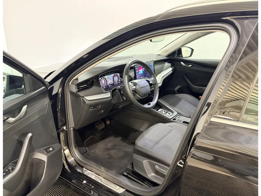 Škoda Octavia Combi 150PK TSI MHEV Business Edition Plus | Electrisch Wegklapbare Trekhaak | Navigatie | Apple Carplay/Android Auto | Climate Control | Cruise Control | Lichtmetalen Velgen | Camera | Parkeersensoren |