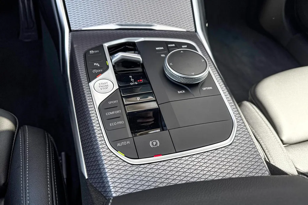 BMW 3 Serie Sedan 318i M-Sport