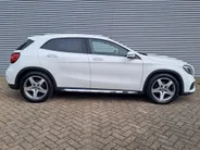 Mercedes-Benz GLA 180 Business Solution AMG AUTOMAAT | Trekhaak | Schuif/kanteldak | Navigatie | Camera | AMG-styling | Climate | Sensoren | Apple Carplay/Android Auto | Cruise | Stoelverwarming