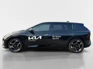 Kia EV4 Hatchback GT-PlusLine 81.4 kWh | Schuif/kanteldak | Lederen bekleding | 360 Graden camera | Head up display | Elektrische achterklep | Elektrische stoel verstelling met geheugen | Stoel verwarming + ventilatie voor | Dodehoek camera | Draadloze oplader | 