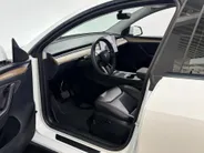 Tesla Model Y 351PK Long Range AWD 75 kWh Automaat | SOH-Waarde 93% | 1e eigenaar | Panoramadak | Basic Autopilot | 360 Camera | Stoelverwarming | Leder | Elektrische Achterklep | Elektrische Stoelen | Full LED |