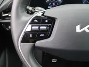 Kia Niro EV Edition Advanced 64.8 kWh | Stuur-/stoelverwarming | Elektr. stoelverstelling | Camera | Cruise adapt. | 17'LM | Clima | 17% bijtelling |