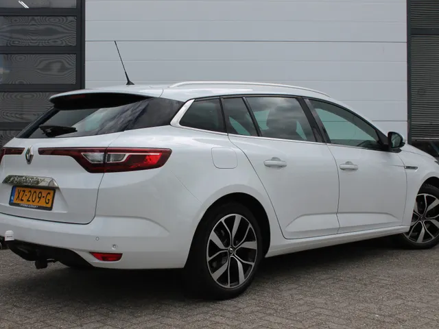 Renault Mégane Estate 1.3 TCe 160 PK Bose | Trekhaak | Bose geluid | Camera achter | Wit metallic |