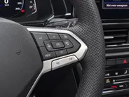 Volkswagen T-Roc 1.5 TSI 150pk DSG R-Line · Panoramadak · Camera · Dodehoeksensor · Keyless · Apple/Android Car Play · 19'Velgen ·