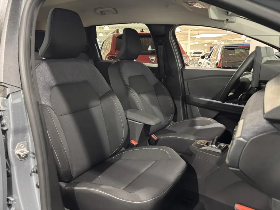 Dacia Jogger 155PK Hybrid Expression 7p. Automaat | DEMO | 7 Zitplaatsen | Camera | Parkeersensoren | Apple CarPlay/Android Auto | Cruise Control | Climate Control | Digital Cockpit | Armsteun | Licht & Regen Sensor |