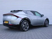 Kia EV6 Plus 77.4 kWh | Stuur-/stoelverwarming + ventilatie | Elektr. stoelverstelling + achterklep | Warmtepomp | 19" LM | Camera | LED |