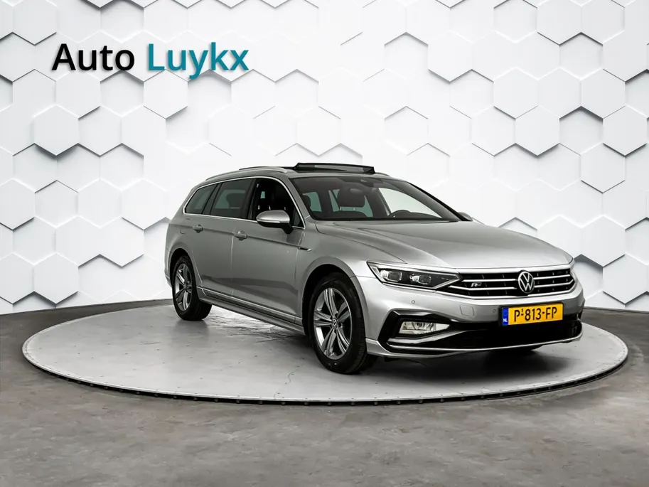 Volkswagen Passat Variant 1.5 TSI R-Line Business + DSG Automaat | Panoramadak | Trekhaak | Elektrische Stoelen
