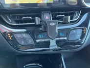 Toyota C-HR 1.8 Hybrid Bi-Tone | Side Bars| Leer| Lichtmetalen velgen| Stoel verwarming| 4 seizoenbanden| Afneembare trekhaak| JBL speakers| BI-Tone uitvoering| Navigatie| Metalliclak