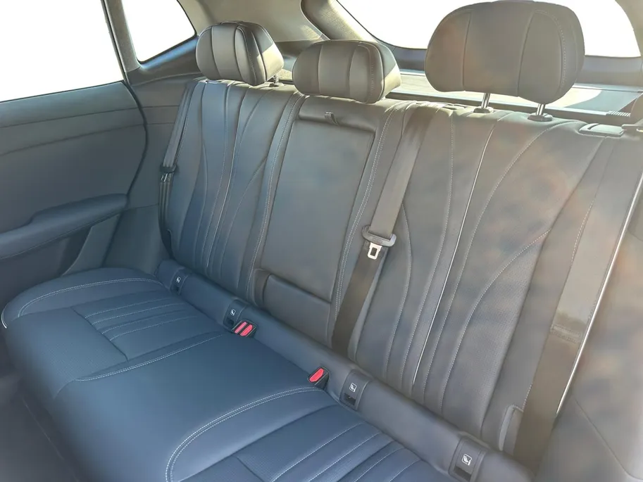 Voyah Courage Business Edition 80 kWh Full Option | Direct Leverbaar | Head Up Display | Stoel koeling,-verwarming & massage | Memorystoelen | 360 Camera | Level 3 Autonoom rijden | Schuif- & Kanteldak | Draadloze Telefoonlader | Elektrische Achterklep |