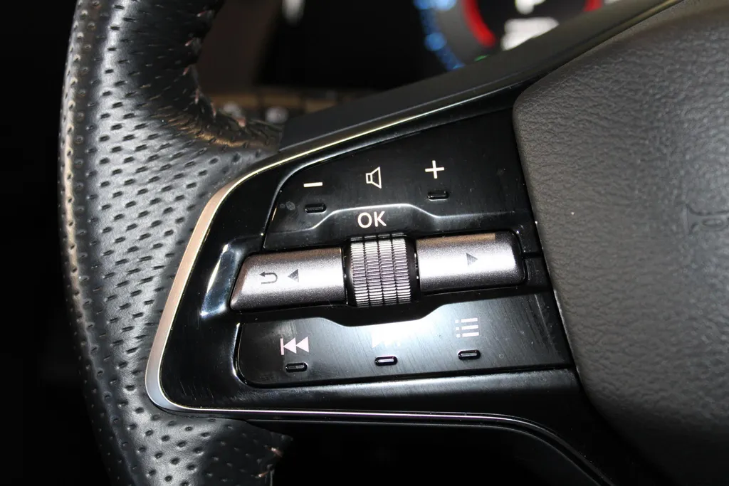 Nissan ARIYA Advance 91 kWh | Electrische stoel verstelling | Apple carplay & Android auto | Navigatie | Parkereersensoren v+a | 360grd camera | Kameleon kleur | 22kw lader | Bi-led verlichting |