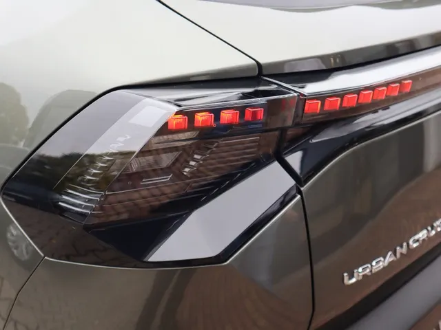 Toyota Urban Cruiser Dynamic 61 kWh | Stoel/Stuur Verwarming | Carplay |