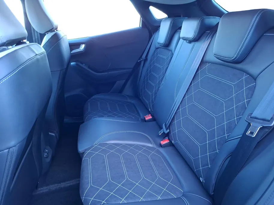 Ford Puma Gen-E Premium 44 kWh | 4.400,- Ready Set Ford Bonus | Climate Control | Camera | Parkeersensoren | B&O Audio | Matrix Ledkoplampen | Halfleer bekleed | Apple Carplay&Android Auto | El. Achterklep | Navigatie |