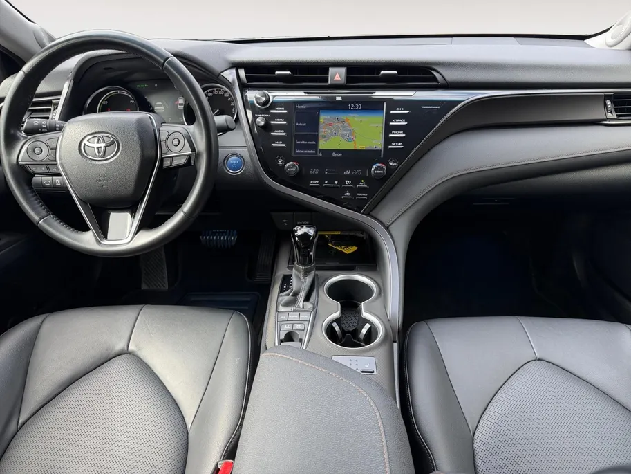 Toyota Camry 2.5 Hybrid Premium LM VELGEN | LEDER | STOELVERWARMING | CRUISE | NAVI | APPLE CARPLAY EN ANDROID