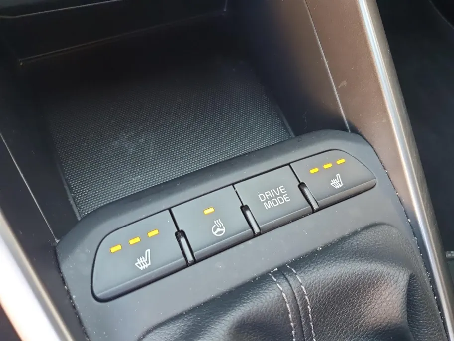 Kia Stonic 1.0 T-GDi MHEV GT-Line | GT-Line uitstraling | 17” lichtmetalen GT-Line velgen | Stoel- en Stuurverwarming | Cruise Control | Climate Control | Navigatie |