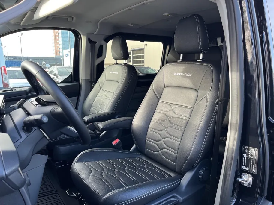 Ford Transit Custom 320 2.5 PHEV L2H1 Black Platinum DC EXCL. BTW &  | 233 pk Automaat | Lederen bekleding | Navigatie | Treeplanken | LM velgen 17' zwart | 360 graden camera | Dubbele schuifdeur