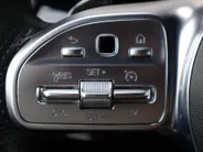 Mercedes-Benz GLA 200 Business Solution AMG l Trekhaak l Keyless l Panoramadak l Ambiente lichtpakket