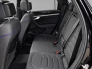 Volkswagen Touareg 3.0TSI 340kW/462PK R-line · Panoramadak · Trekhaak · Leder · Luchtvering