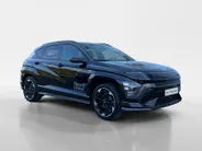 Hyundai Kona Electric N Line Sky 64.8 kWh | Navigatie| Schuif-kantel dak| Head up display| Stoelverwarming/koeling| 360 graden camera|