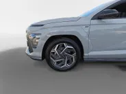 Hyundai Kona 1.6 GDI HEV N Line Sky | Apple Carplay/Android Auto | Kunstlederen/suede bekleding | Lichtmetalen velgen 5-spaaks 18 | Schuif/kanteldak