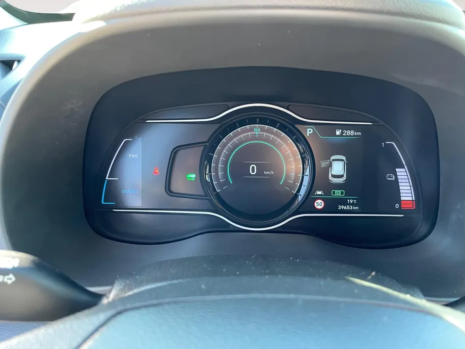 Hyundai Kona EV Premium 64 kWh | LAGE KM STAND! | Leder | Stoel- stuurverwarming | Navi