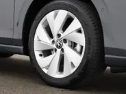 Volkswagen Golf variant Life Edition 1.5 eTSI 116 pk 7 versn. DSG · Achteruitrijcamera · draadloze telefoonlader · Trekhaak inklapbaar, met elektrische ontgrendeling ·