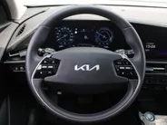 Kia Niro EV Edition Advanced 64.8 kWh | Stuur-/stoelverwarming | Elektr. stoelverstelling | Camera | Cruise adapt. | 17'LM | Clima | 17% bijtelling |