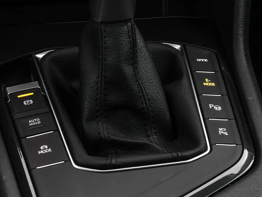 Volkswagen Tiguan 1.4 TSI 245pk DSG eHybrid Elegance · 360 Camera · Wegklapbare Trekhaak · Apple/Android Car Play · Dodehoek Detectie · 18'' Inch · Stoel & Stuurwiel verwarming ·