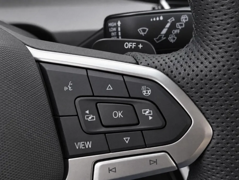 Volkswagen Golf 1.5eTSI/150PK R-Line · Navigatie · Trekhaak · Apple/Android Car Play · Dodehoeksensoren · Stoelverwarming ·  Garantie t/m 08-01-2031 of 100000km.